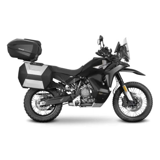 CF MOTO 800 MTX в черно с монтирани черни кубични куфари SHAD - два странични и един заден куфар, показани от страничен профил на бял фон