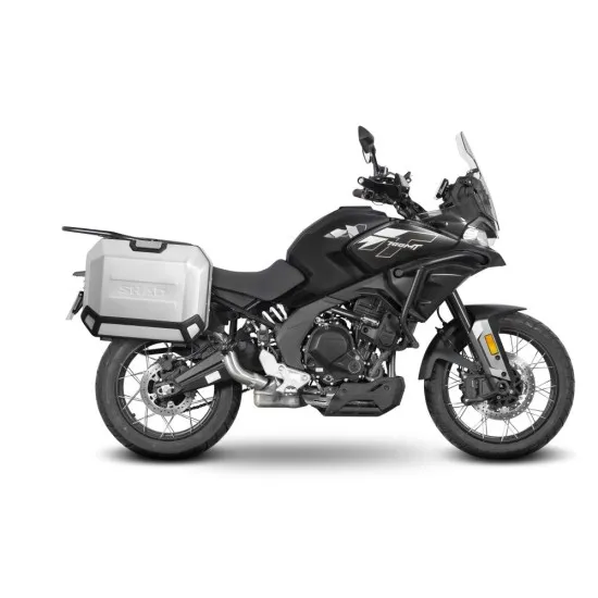 Сив мотор CF MOTO 700 MT с монтирани странични сребристи куфари SHAD и система за горен багаж
