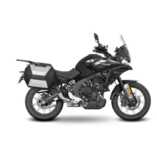 Сив мотор CF MOTO 700 MT с монтирани странични сребристи куфари SHAD и система за горен багаж