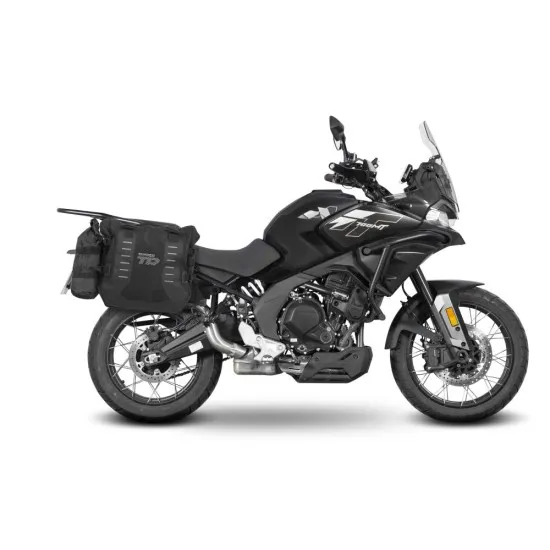 Сив мотор CF MOTO 700 MT с монтирани странични сребристи куфари SHAD и система за горен багаж