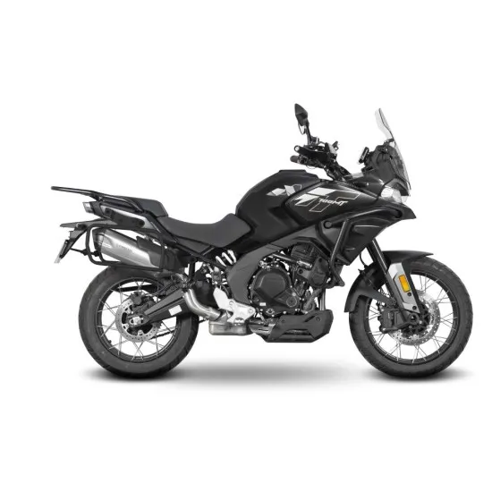 Сив мотор CF MOTO 700 MT с монтирани странични сребристи куфари SHAD и система за горен багаж