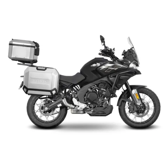 Сив мотор CF MOTO 700 MT с монтирани странични сребристи куфари SHAD и система за горен багаж