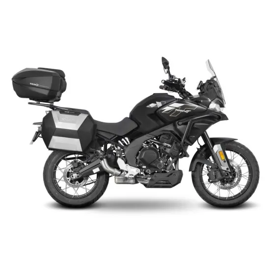 Сив мотор CF MOTO 700 MT с монтирани странични сребристи куфари SHAD и система за горен багаж