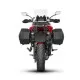 Червена Ducati Multistrada V2 с черни и сиви SHAD куфари монтирани странично, показана отстрани и отзад