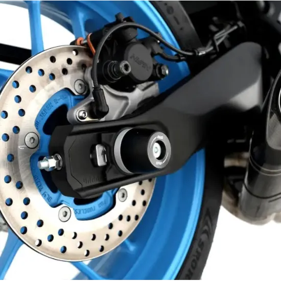 Черни конусовидни краш тапи R&G Racing APEX монтирани на синя Yamaha MT-07 с перфорирани спирачни дискове и алуминиево окачване