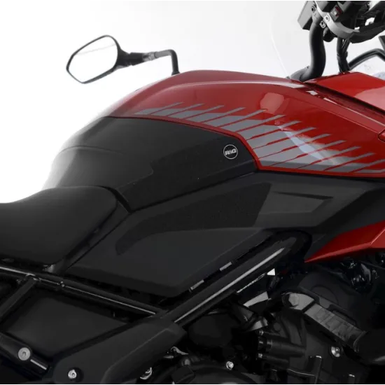 Черни грип подложки R&G Racing монтирани на червен резервоар на Triumph Tiger 660 Sport, видимо лого и текстура