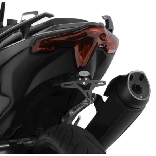 Задна част на Yamaha T-Max 560 с монтирана сребриста алуминиева стойка за номер R&G Racing под червения заден стоп