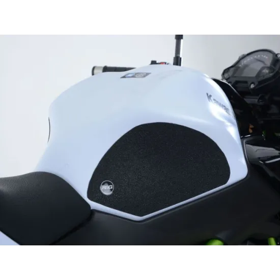Черни текстурирани накладки R&G Race Grip монтирани на бял резервоар на Kawasaki Ninja 650, изглед отстрани с лого R&G