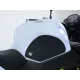 Черни текстурирани накладки R&G Race Grip монтирани на бял резервоар на Kawasaki Ninja 650, изглед отстрани с лого R&G