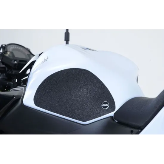 Черни текстурирани накладки R&G Race Grip монтирани на бял резервоар на Kawasaki Ninja 650, изглед отстрани с лого R&G