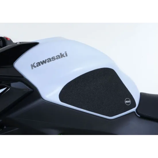 Черни текстурирани накладки R&G Race Grip монтирани на бял резервоар на Kawasaki Ninja 650, изглед отстрани с лого R&G