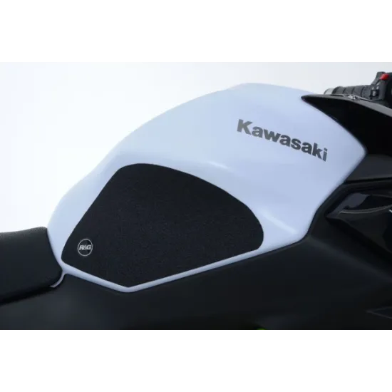 Черни текстурирани накладки R&G Race Grip монтирани на бял резервоар на Kawasaki Ninja 650, изглед отстрани с лого R&G