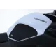 Черни текстурирани накладки R&G Race Grip монтирани на бял резервоар на Kawasaki Ninja 650, изглед отстрани с лого R&G