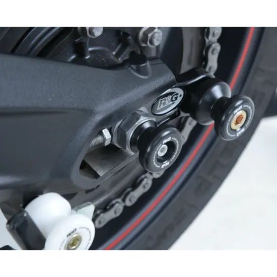 Черни краш тапи R&G Racing монтирани на люлка на Triumph мотоциклет с метална ос и лого на марката