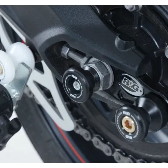 Черни краш тапи R&G Racing монтирани на люлка на Triumph мотоциклет с метална ос и лого на марката