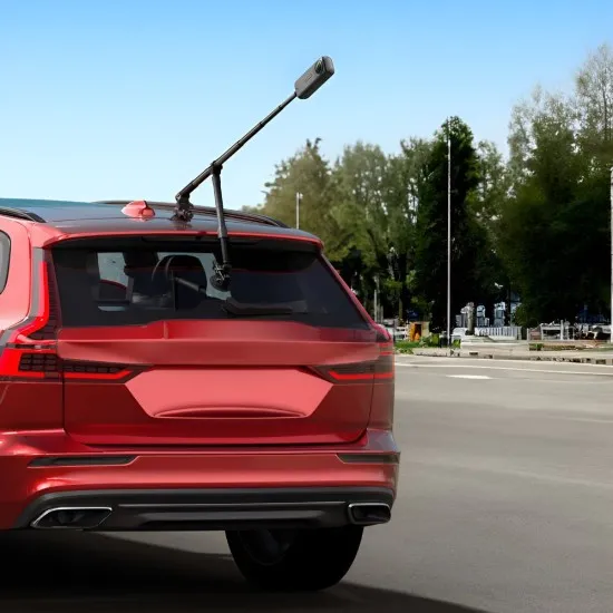 Черна стойка Insta360 с две вакуумни основи, карбонова телескопична пръчка и златисти T-винтове, монтирана на покрив на