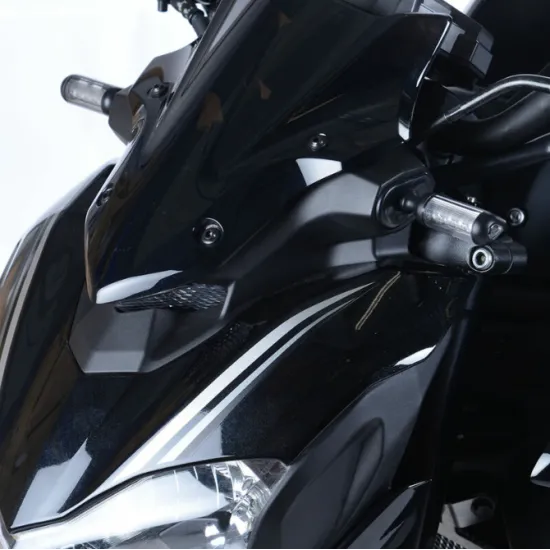 Черни адаптери за мигачи R&G RACING монтирани на Kawasaki мотоциклет с метални CNC обработени детайли и компактен дизайн