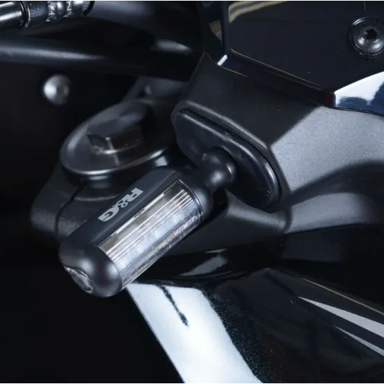 Черни адаптери за мигачи R&G RACING монтирани на Kawasaki мотоциклет с метални CNC обработени детайли и компактен дизайн