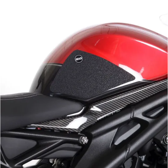 Черен R&G Racing пад за резервоар, монтиран на яркочервен Triumph Speed Triple 1200RR с карбонова странична плоча