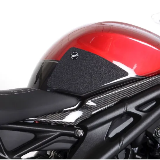 Черни R&G Tank Traction Pad протектори залепени на червен резервоар Triumph Speed Triple 1200RR с карбонови детайли