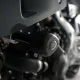 Черни краш тапи R&G Racing с аеродинамичен капковиден дизайн, монтирани на сива рама на мотоциклет Yamaha с видимо лого R&G