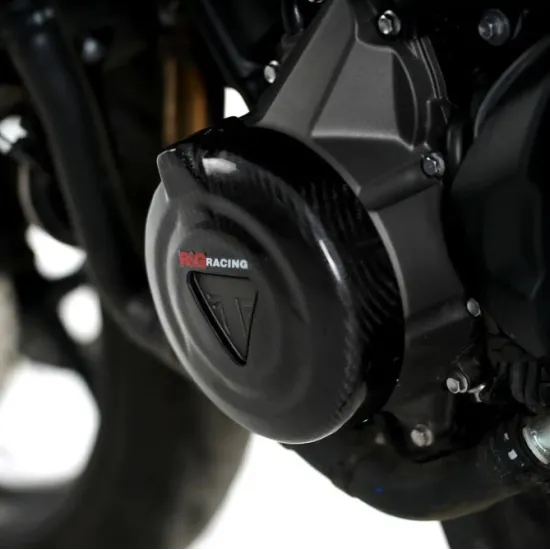 Черен карбонов протектор R&G Racing за двигател на Triumph Trident 660 с плетена текстура, червено лого и оригинален триъгълен символ на Triumph