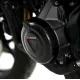 Черен карбонов протектор R&G Racing за двигател на Triumph Trident 660 с плетена текстура, червено лого и оригинален триъгълен символ на Triumph