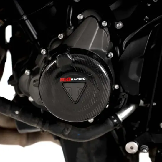 Черен карбонов протектор R&G Racing за двигател на Triumph Trident 660 с плетена текстура, червено лого и оригинален триъгълен символ на Triumph