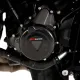 Черен карбонов протектор R&G Racing за двигател на Triumph Trident 660 с плетена текстура, червено лого и оригинален триъгълен символ на Triumph