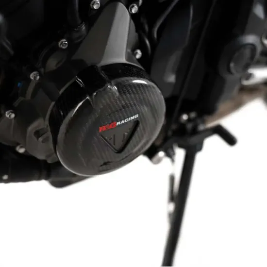 Черен карбонов протектор R&G Racing за двигател на Triumph Trident 660 с плетена текстура, червено лого и оригинален триъгълен символ на Triumph