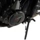 Черен карбонов протектор R&G Racing за двигател на Triumph Trident 660 с плетена текстура, червено лого и оригинален триъгълен символ на Triumph