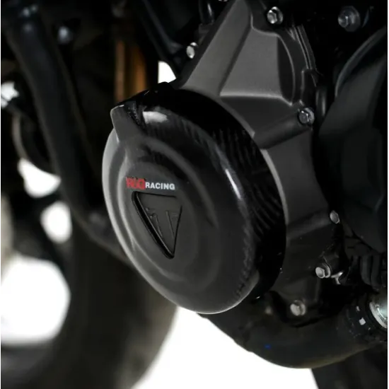 Черен карбонов протектор R&G Racing за двигател на Triumph Trident 660 с плетена текстура, червено лого и оригинален триъгълен символ на Triumph