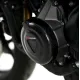 Черен карбонов протектор R&G Racing за двигател на Triumph Trident 660 с плетена текстура, червено лого и оригинален триъгълен символ на Triumph