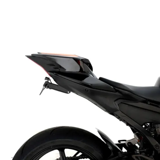 Черна стоманена стойка за номер R&G Racing, монтирана на Yamaha YZF-R9, с компактна триъгълна форма и вградена светлина за