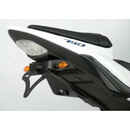 Задна стойка за номер R&G Racing на бял Suzuki GSR 750 с черна рамка, оранжеви OEM мигачи и вградена светлина за табела
