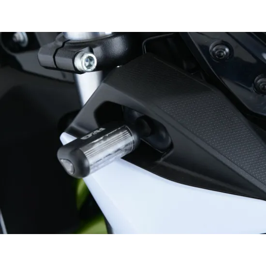 Черен адаптер R&G Racing за микро мигачи монтиран на Kawasaki мотоциклет с видими крепежни елементи и компактен цилиндричен дизайн
