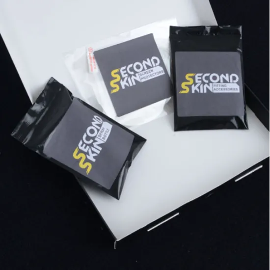 R&G Racing Second Skin комплект протектор за табло в черна кутия, с прозрачен протектор в плик, мини спрей бутилка, синя и бяла карта скрепер, сива микрофибърна кърпа и две кърпички за почистване