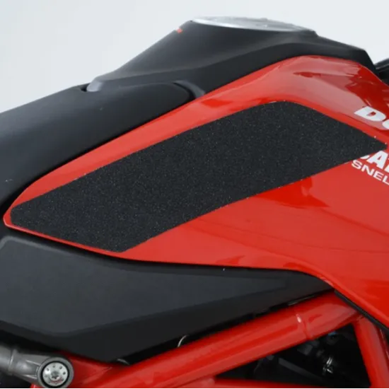 Черни R&G Racing Tank Traction Pads монтирани на червен резервоар Ducati Hypermotard 950 с грапава зърнеста текстура