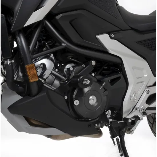 Черни R&G Racing Aero краш тапи монтирани на Honda NC750X, показани скритите крепежи към рамката и аеродинамичният профил от HDPE материал