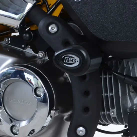 Черни краш тапи R&G Racing Aero монтирани на Honda Monkey 125 с златни предни вилки и видими лога на производителя