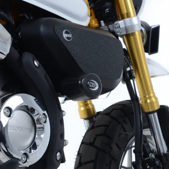 Черни краш тапи R&G Racing Aero монтирани на Honda Monkey 125 с златни предни вилки и видими лога на производителя