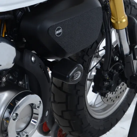 Черни краш тапи R&G Racing Aero монтирани на Honda Monkey 125 с златни предни вилки и видими лога на производителя