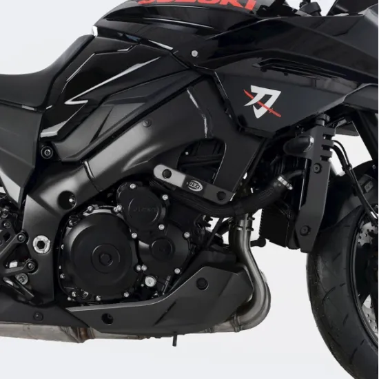 Черни краш тапи R&G Racing монтирани на двигателя на Suzuki GSX-S1000 с матово черно покритие и лого R&G Racing