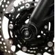 Черни краш тапи R&G Racing с бяло лого монтирани на предна вилка на Kawasaki мотоциклет с перфорирани спирачни дискове