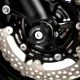 Черни краш тапи R&G Racing с бяло лого монтирани на предна вилка на Kawasaki мотоциклет с перфорирани спирачни дискове