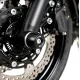 Черни краш тапи R&G Racing с бяло лого монтирани на предна вилка на Kawasaki мотоциклет с перфорирани спирачни дискове