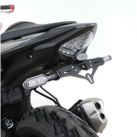 Задна стойка за номер R&G Racing в черно върху Honda CB500F с LED осветление и компактни мигачи
