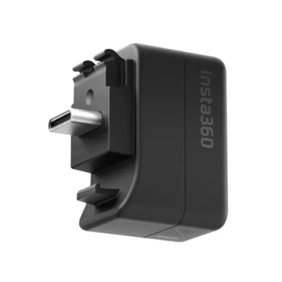 Черен компактен адаптер Insta360 Mic Adapter с текстуриран корпус, система с щипки и видими портове за свързване