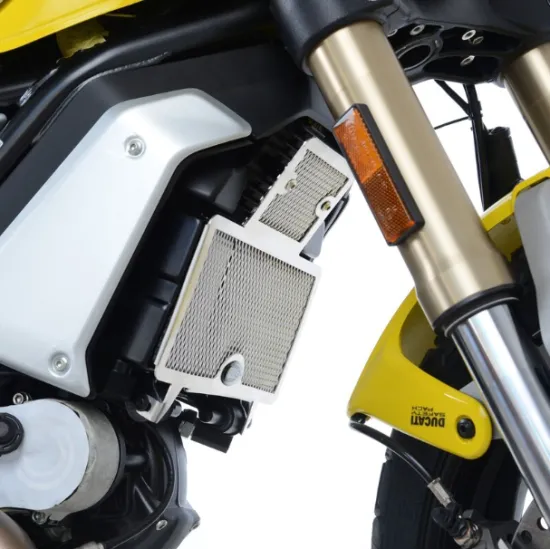 Титаниев протектор за радиатор R&G Racing с алуминиева мрежа, монтиран на жълт Ducati Scrambler 1100, видима предна вилица и мигач