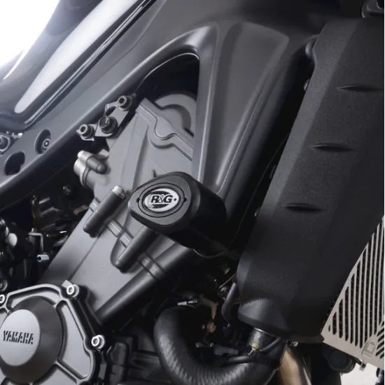 Черни R&G Racing Aero краш тапи монтирани на Yamaha мотоциклет с капковидни бобини и подвижна капачка с R&G лого
